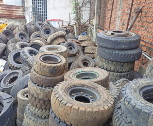 Vỏ xe nâng cũ, đã qua sử dụng.
